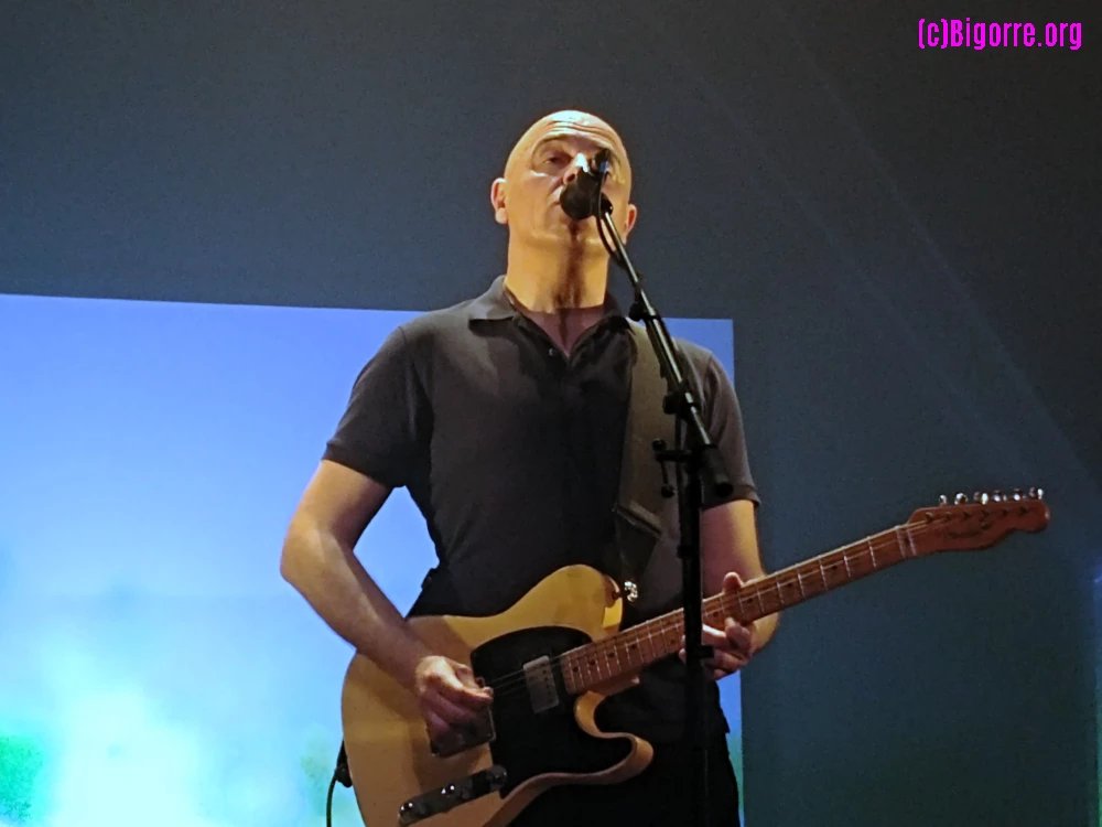 Dominique A, seul sur la scène de l'Astrada