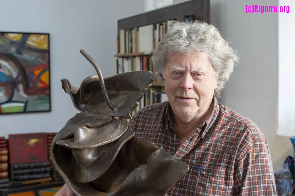 Jean-Marc Luce entre entouré de livres et de ses sculptures