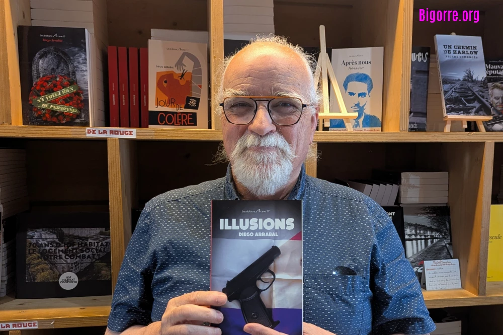 Diego Arrabal avec <q>Illusion</q>son dernier livre en main