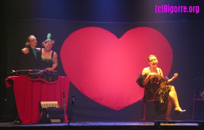 30/05/09 : Astataboops de la Cie Dévissez vers ça en première partie des Frères Brothers, photo de Stéphane Boularand (c)Bigorre.org
