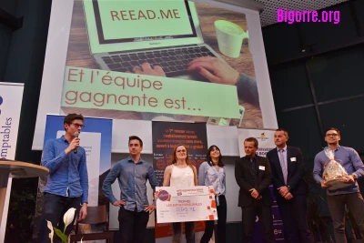 Antoine Fabre, Mathieu Munoz, Jérémie Caubarrus et Gautier Moreno de l'ENIT, Laura Trichet et Noélie Bravo de IUT MMI de Tarbes recoivent le prix des Entrepreneuriales Adour