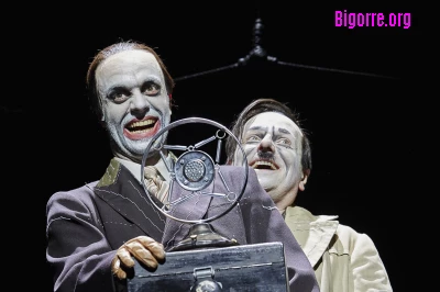Jérémy Lopez et Laurent Stocker dans La résistible ascension d'Arturo Ui à la Comédie Française/ Christophe Raynaud de Lage