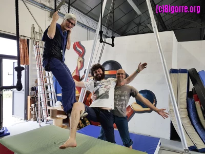 L'équipe du Cirque Passing prépare Barakacirq 2018, photo de Stéphane Boularand (c)Bigorre.org