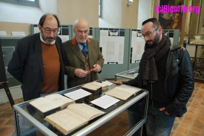 Éric Walbecq, Patrick Guilhembet et Kévin Saliou autour de 4 des 9 signatures connues  d'Isidore Ducasse/ Stéphane Boularand (c)Bigorre.org