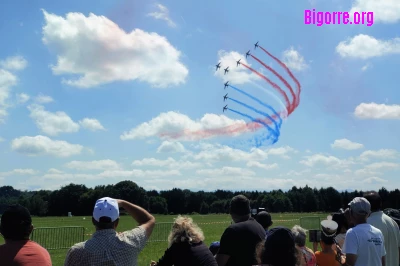Superbe Patrouille de France au-dessus de l'aérodrome de Tarbes-Laloubère