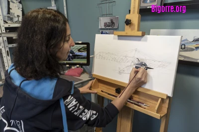 Laurence B. Henry dans son atelier à Laloubère