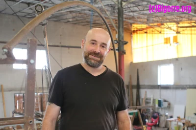 ​Klod dans l’atelier de l’association Usine cour et jardin au Lien à Ibos/ Stéphane Boularand (c)Bigorre.org