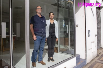 Erika Bretton et Nicolas Cochereau en vitrine de l’Omnibus/ Stéphane Boularand (c)Bigorre.org