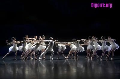 Le lac des cygnes d’Angelin Preljocaj et ses 26 danseur sur le plateau du Parvis lundi à 20h30 et mardi à 19h au Parvis. Informations et réservation sur www.parvis.net et au 05 62 90 08 55.
Photo Jean-Claude Carbonne/ jean-claude Carbonne