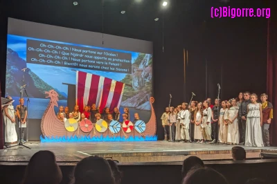 Près de 60 comédiens, chanteurs et danseurs pour une comédie musical grand format/ Stéphane Boularand (c)Bigorre.org