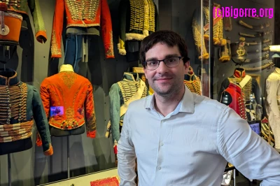 Fabien Leclerc, conservateur du musée Massey, devant quelques-une des plus belles pièces de la collection hussards/ Stéphane Boularand (c)Bigorre.org