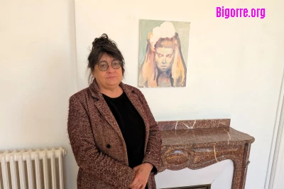 Emmanuelle Hirsch devant un tableau de Pauline  Zenk, actuellement exposé à l'Atelier 20