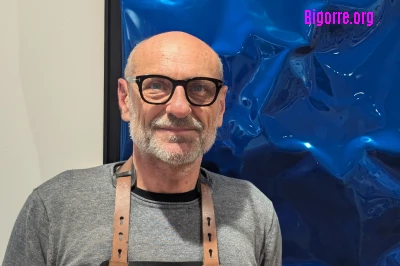 Philippe Gauberti dans sa galerie, devant une de ses