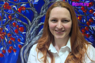 Mariia Stohnii devant un de ses arbres.