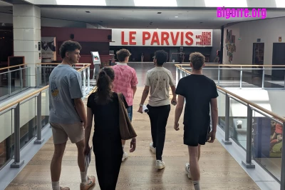 Un groupe d'étudiant parcoure le Parvis au fil d'un escape game