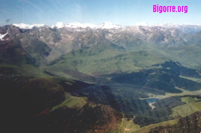 Le lac de Payolle derrière le Col d 'Aspin   