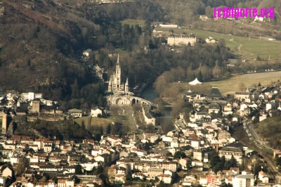 Sanctuaire de Lourdes vu d'avion   