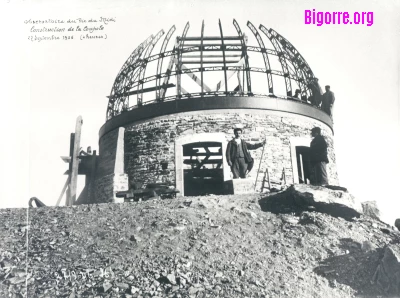 Photo ancienne de la construction de la coupole Baillaud au Pic du Midi de Bigorre