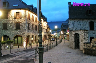 La rue principale de Saint-Lary