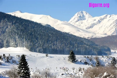 Domaine skiable de Payolle avec la vue sur le Pic du Midi de Bigorre
