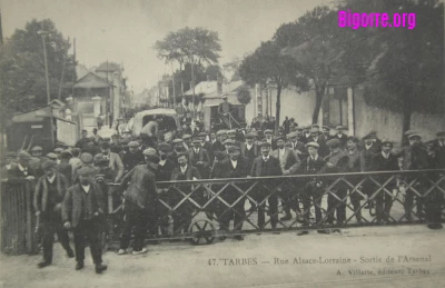 carte postale ancienne de la sortie de l'arsenal à Tarbes