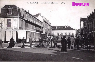 tarbes/carte postale ancienne de la rue face au marché Brauhauban à Tarbes