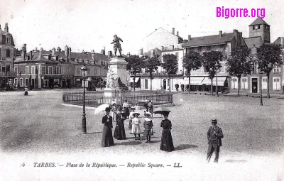Photo ancienne de la place de l'Hôtel de ville de Tarbes