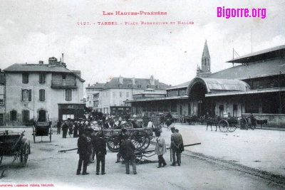 Photo ancienne de la place Parmentier devant la Halle Marcadieu à Tarbes