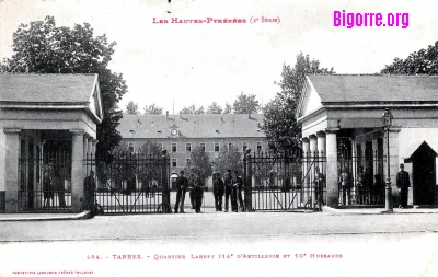 carte postale ancienne de l'entrée du quatier Larrey à Tarbes