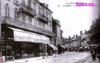carte postale ancienne de la rue des grands fossés et du magasin Ducru à Tarbes
