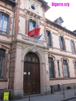 Facade du lycée Théophile Gautier à Tarbes