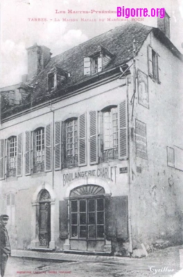 carte postale ancienne de la maison natale de ferdinand Foch à Tarbes