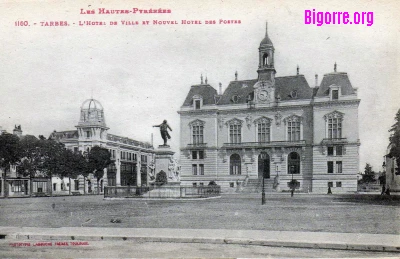 Hôtel de ville et poste de Tarbes