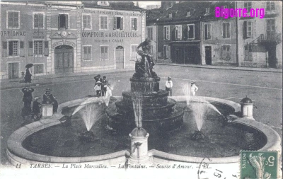 carte postale anciennne de la fontaine de La place Marcadieu et de la fontaine à Tarbes
