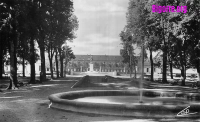 carte postale ancienne de l'entrée du quatier Larrey à Tarbes