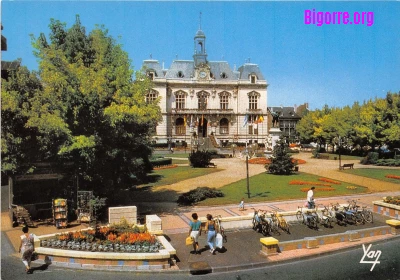 Place Jean Jaurès et l'hôtel de ville de Tarbes