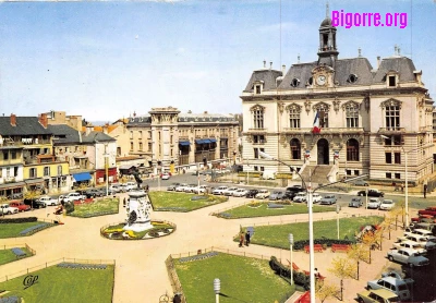 Place Jean Jaurès et l'hôtel de ville de Tarbes