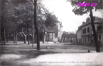 Place de la préfecture à Tarbes