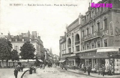 Place de la République à Tarbes avec la Samaritaine en face de l'hôtel de ville de Tarbes