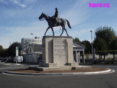 Statue du Marechal Foch devand le Quartier Larrey à Tarbes