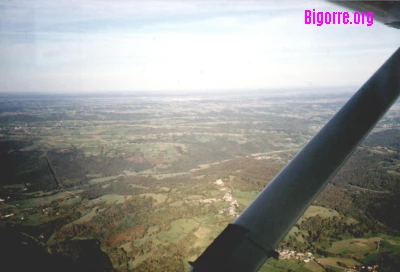 Vue sur la plaine en sortant de la vallée des Gaves, avec Lourdes au premier plan  Photo  Stéphane Boularand