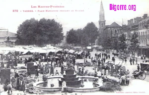 carte postale anciennne de La place Marcadieu et l'église Sainte-Therèse à Tarbes