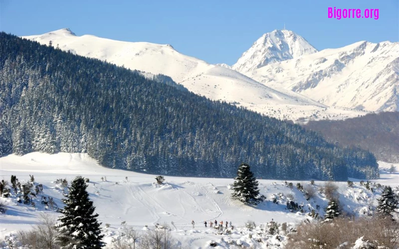 Domaine skiable de Payolle avec la vue sur le Pic du Midi de Bigorre