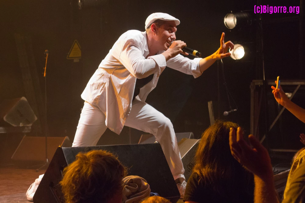 HK et les saltimbank à La Gespe   