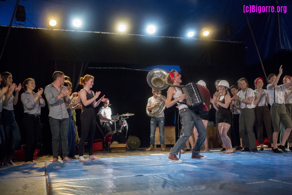 Les Mabouls et Ni Vu Ni Connu dans le festival Barbacirg dur Cirque Passing