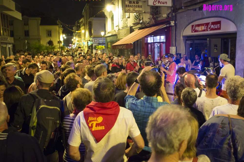La foule autour de Konki Sabor pour la fête de la musique