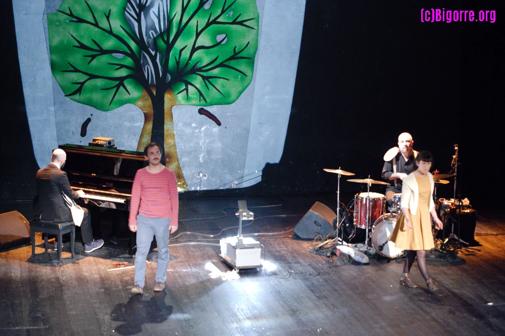 Sylvain Duthu et Fanny Violeau accompagné de Fabien Duscombe et Julien Grassen-Barbe sur la scène du Théâtre des Nouveautés