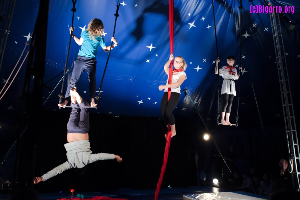 Les Multicos de l'école de cirque Passing au festival Barakacirq