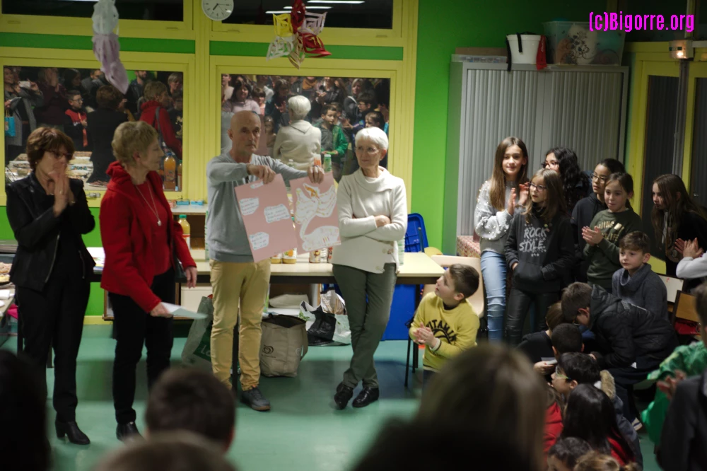 Xavier Saüt et le jury remettent les prix du concours de poésie en clôture de la Foire aux livres de l'école Arthur Rimbaud de Barbazan-Debat