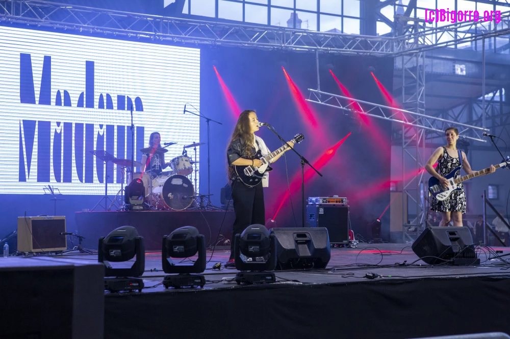 Madam sur la scène de la Halle Marcadieu pour la fête de la musique